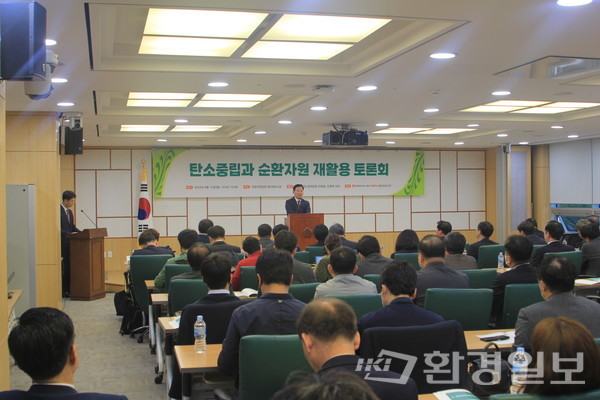 지난 17일 국회의원회관에서 ‘탄소중립과 순환자원 재활용’ 토론회가 열렸다. 이날 토론회에선 순환자원 재활용을 위한 시멘트 산업 활용방안이 제시됐다. /사진=박준영 기자