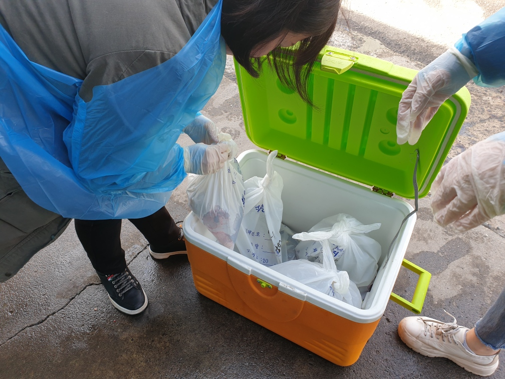 유통수산물 수거 검사 현장 /사진제공=부산시