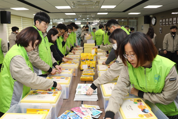꿈드림상자에 선물을 담고 있는 공단 직원 /사진제공=부산시설공단