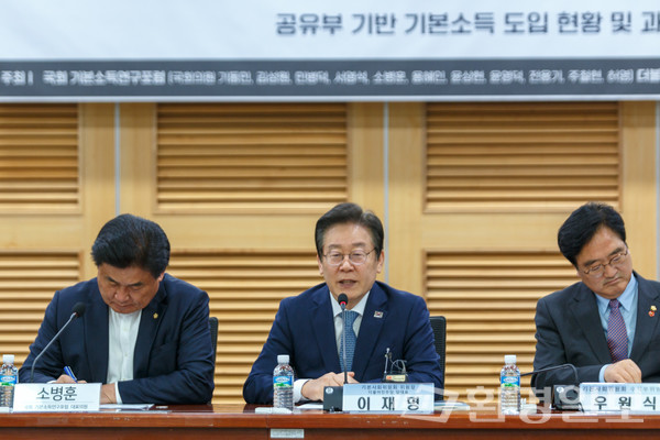 이재명 더불어민주당 당대표(가운데) 역시 본 토론회에 직접 참석해 “단순히 생존을 위한 ‘최소한의 삶’을 넘어 모든 구성원들의 ‘기본적인 삶’이 보장되는 사회로의 대전환을 모색할 시점”이라고 강조했다.