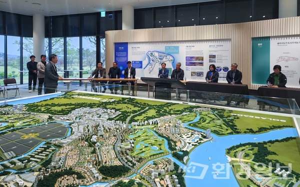 솔라시도 기업도시 내 홍보관에서 이병철 서남해안기업도시개발 부사장의 설명을 듣고 있는 ‘해남군 기후변화대응전략 세미나’ 발제자와 토론자들 /사진=이다빈 기자