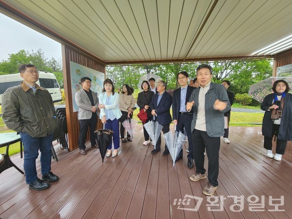 솔라시도 내 조성되는 정원에 대해 설명하고 있는 이병철 서남해안기업도시개발 부사장 /사진=박선영 기자 