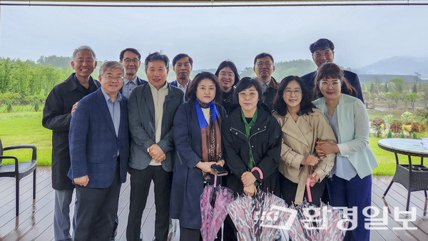 5월3일 ‘해남군 기후변화대응전략 세미나’를 마치고 4일 솔라시도 기업도시 내 산이정원 답사에 나선 발제자와 토론자들. 김익수 환경일보 편집대표이사, 유연철 유엔글로벌콤팩트 한국협회 사무총장, 송영일 국가기후위기적응센터 선임연구위원, 이병철 서남해안기업도시개발(주) 부사장, 김일도 환경일보 부사장, 이미화 환경일보 발행인, 김미경 주한EU 대표부 통상담당관, 박연희 ICLEI 한국사무소장, 김형주 국가녹색기술연구소 책임연구원, 이한경 에코앤파트너스 대표, 고수미 환경일보 해남지사 차장, 박인석 환경일보 해남지사 부장(왼쪽부터) /사진=이다빈 기자