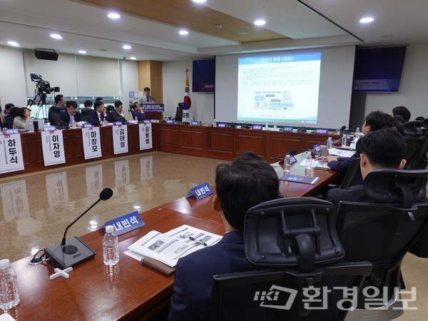 지난달 29일 여의도 국회의원회관에서 열린 원전 오염수 방류 영향과 수산물 소비위축 대응방안 세미나를 주최한 안병길 의원은 객관적이고 과학적인 자료에 근거해 수산물 오염과 안전성 문제에 대한 국민들의 불안을 해소하고, 안전하고 건강한 수산물 소비를 장려하는 계기가 돼야 한다고 강조했다. /사진=김인성기자