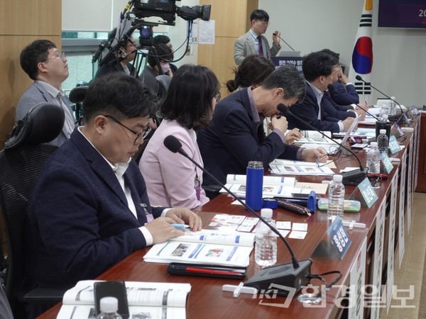 황규한 한국해양수산개발원 전문연구원은 원전 오염수 방류 대응 소비자 신뢰 구축 방안으로 ▷소비자 대상 수산물 안전 교육‧홍보 확대 및 강화 ▷수산물 방사능 안전을 인증할 수 있는 시스템 도입 ▷수산물 안전데이터를 장기추적‧분석 기능의 조직 마련 및 제도 정비를 꼽았다. /사진=김인성 기자