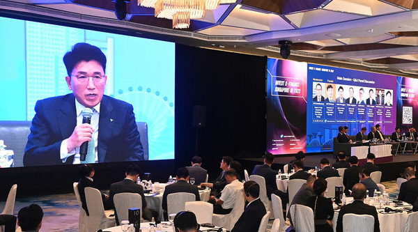 “대한민국을 넘어, 아시아 최고 금융그룹으로의 도약”하나금융그룹은 금융감독원과 함께 지난 9일(현지시간) 싱가포르 팬 퍼시픽 호텔에서 개최된「금융권 공동 싱가포르 IR, ‘Invest K-Finance: Singapore IR 2023’」에 참여해 해외투자자를 대상으로 투자 유치 및 대한민국 금융 산업의 발전을 위한 ‘해외 투자자와의 직접 소통’에 나섰다.금융감독원 및 참여 금융사 6곳과 해외 투자자 등 200여 명이 참석한 이날 IR 행사의 「해외 투자자와의 대화」세션에서 함영주 하나금융그룹 회장이 해외 투자자들의 다양한 질문에 답변하고 있다./사진제공=하나금융그룹