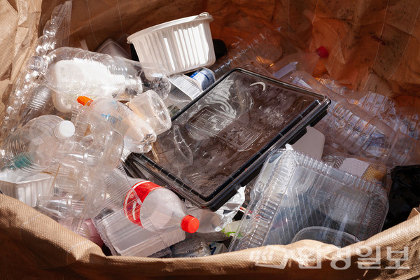 플라스틱은 탄소와 수소를 중심으로 만들어진 유기 고분자 화합물이다. 원래 유기물은 세균이나 곰팡이 등이 분해하지만, 이 플라스틱은 전에 없던 물질을 사람이 만들어 내 미생물들이 분해를 못 한다.