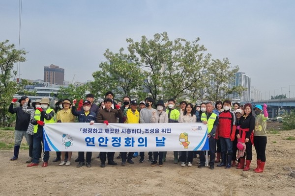 ​민관공공기관의 월곶동 어항구역 내 합동 환경정화 모습 /사진제공=시흥시