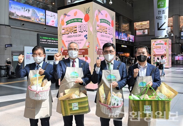 저탄소 식생활 캠페인 '그린푸드 데이' 행사를 진행 중인 김춘진 사장(오른쪽 두 번째) /사진제공=한국농수산식품유통공사 