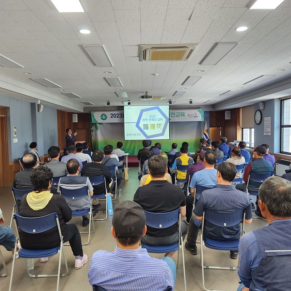 하절기 방역소독 안전교육 참석자들  /사진제공=김천시