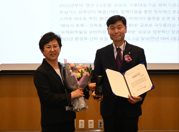 백선재 한국환경공단 물환경본부장(대리 수상)과 이돈희 한국생산관리학회장 /사진제공=한국환경공단
