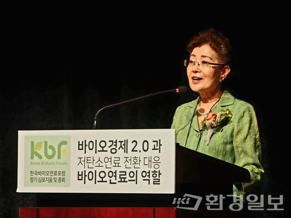 전 환경부 장관인 유영숙 한국바이오연료포럼 회장은 본 포럼은 국내 바이오연료의 핵심적인 전문가들로 구성돼, 바이오연료의 성공적인 미래 비전을 제시하고 이를 기반으로 세계 최정상의 바이오연료 산업 시스템을 구축하기 위한 노력을 충실히 해오고 있다”고 전했다. /사진=이다빈 기자