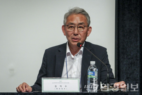 패널토의를 주재한 김익수 환경일보 편집대표는 “바이오연료, 에너지는 넷제로로 가는데 훌륭한 다리 역할을 할 수 있다”며 “현실화 되고 속도를 내기 위해서는 전문가들의 역할이 중요하다고 발언했다. /사진=이다빈 기자