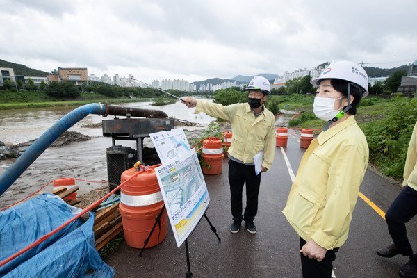 한화진 환경부 장관이 안양천 하천정비사업 공사현장을 방문하여 중부지방 집중호우로 인한 수해 대비 상황을 점검하고 있다. /사진제공=환경부