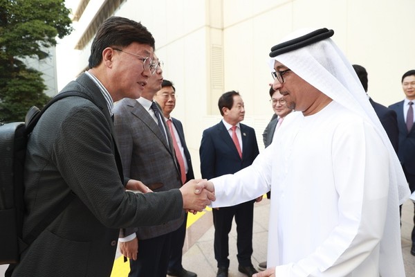 UAE 경제관광청을 방문해 기업 유치에 총력을 기울이는 이민근 안산시장 /사진제공=안산시