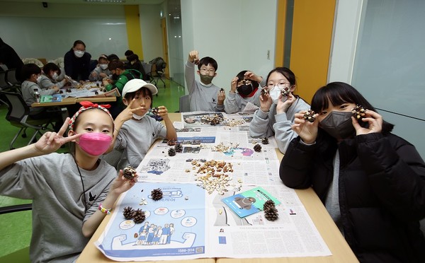 지난해 어린이 그린리더십 과정 ‘버드피딩프로젝트’ 활동 모습 /자료제공=환경재단