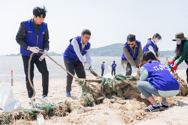 효성첨단소재 임직원들의 인천 영종도 용유해변 반려해변 정화 활동 사진./사진제공=효성