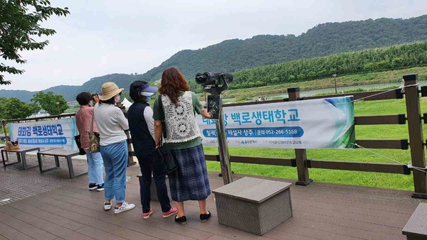 자연환경해설사가 전하는 태화강 환경에 대해 설명을 듣는 시민들 /사진제공=울산시