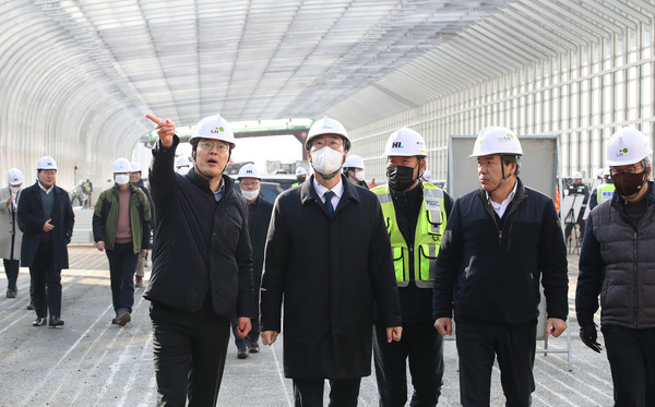 오산동 경부고속도로 지하화 사업 구간 건설현장을 점검하는 정명근 화성시장