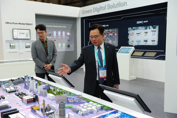 박경일 SK에코플랜트 사장(오른쪽)이 25일 부산 벡스코에서 열린 제1회 기후산업국제박람회에서 SK에코플랜트의 에너지∙환경 사업 역량이 집약된 디지털 디오라마 ‘그린시티’를 소개하고 있다. 디오라마는 탄소제로, 폐기물 제로를 실현하는 미래 도시 구상을 담아냄과 동시에 소각재, 하수슬러지 등 폐기물을 재활용한 시멘트 대체제 ‘K-에코바인더’와 폐페트병을 재활용한 철근 대체제 ‘K-에코바’로 제작돼 의미를 더했다./사진제공=SK에코플랜트