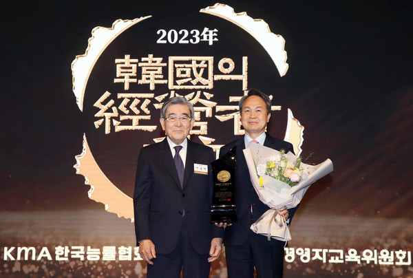 신한금융그룹(회장 진옥동)은 26일 오전 서울 용산구 그랜드하얏트호텔에서 개최된 한국능률협회 주관 제53회 한국의 경영자상 시상식에서 신한금융그룹 진옥동 회장이 ‘2023년 한국의 경영자상’을 수상했다고 밝혔다. '2023년 한국의 경영자상'을 수상한 진옥동 신한금융그룹 회장(사진 오른쪽)과 이봉서 한국능률협회 회장이 기념촬영을 하고 있다. /사진제공=신한금융그룹