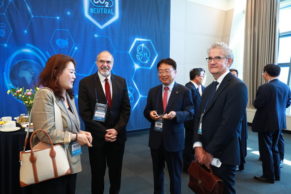 손병복 군수가 국제비즈니스 포럼 관계자들과 이야기를 나누고 있다. /사진제공=울진군