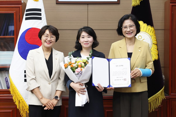 광주시의회, 5월의 칭찬릴레이 칭찬 공무원으로 아동복지과 오은영 주무관을 선정하여 증서 수여 /사진제공=광주시의회 