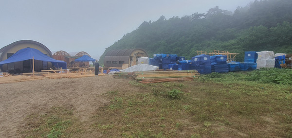 인천 옹진군 자월면 사승봉도에 방송촬영 세트장이 설치되어 해안사구 훼손이 심각한 것으로 나타났다. /사진=인천녹색연합