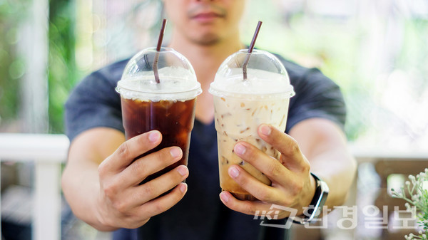 한국의 커피 소비량은 전 세계 2위지만, 일회용컵 회수율은 반대로 낮은 편이다.
