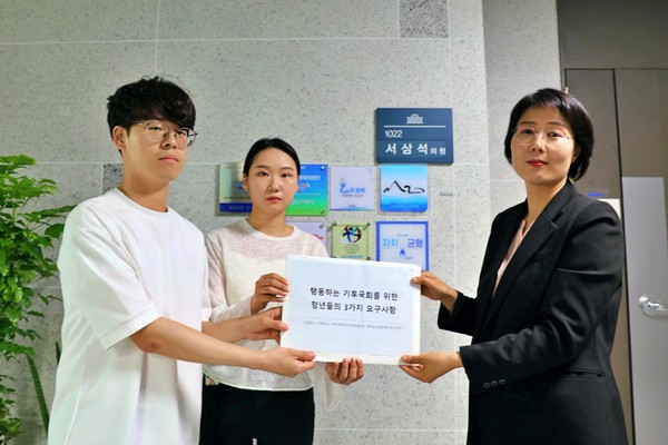 그린피스와 청년 기후 환경 단체 청년들은 퍼포먼스 이후 국회에 대한 요구사항을 담은 의견서를 기후위기특별위원회에 전달했다. ​ /사진제공=그린피스