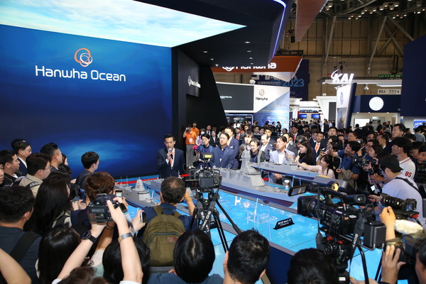 김동관 부회장이 MADEX(국제해양방위산업전) 한화오션 부스에서 기자들과 질의응답을 진행하고 있다./사진제공=한화그룹
