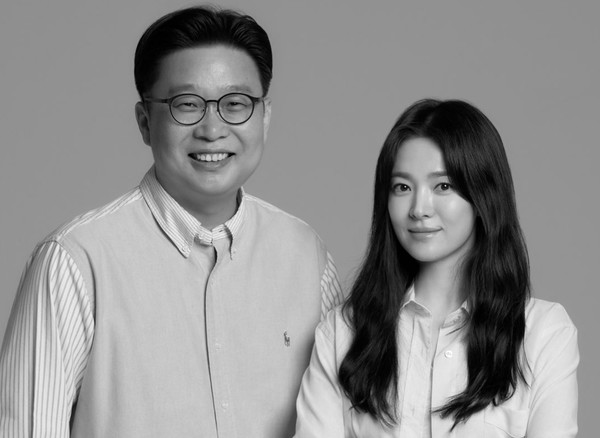 서경덕 성신여대교수(왼쪽)와 배우 송혜교가 미국 라크마에 한국어 안내서를 기증했다. /사진제공=서경덕 교수팀
