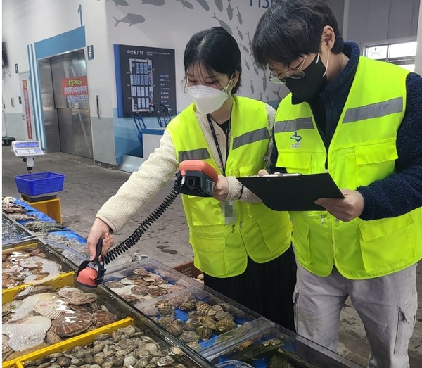 휴대용 측정기를 활용해 수산물 방사능 검사 /사진제공=수원시
