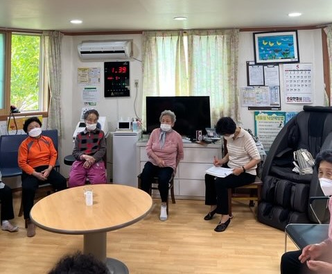 무더위쉼터에서 쉬고있는 어르신들./사진제공=관악구