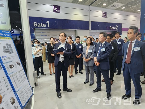 국제환경산업기술·그린에너지전 개막 공식 행사로 열린 전시 참가 기업 브리핑에서 유제철 환경부 차관, 김혜애 환경보전협회 회장권한대행, 안병옥 한국환경공단 이사장. /사진=환경일보DB