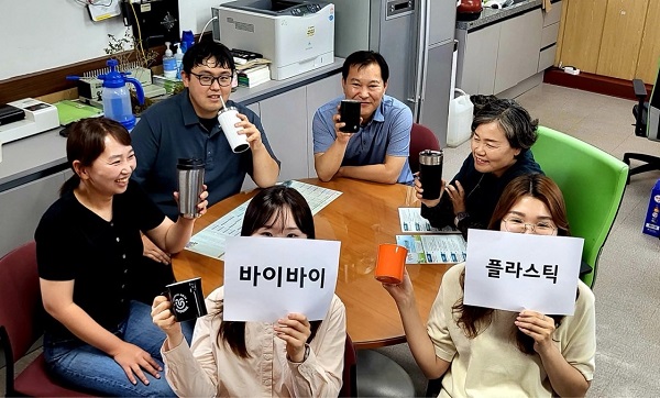 1회용품 사용 줄이기 캠페인 참가자들 /사진제공=안동시