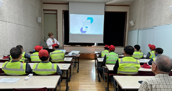 스마트워치 활용교육을 받는 군포시 환경미화원들 /사진제공=군포시 