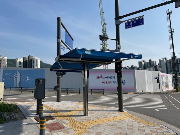 횡단보도 그늘막 쉼터 /사진제공=경기도