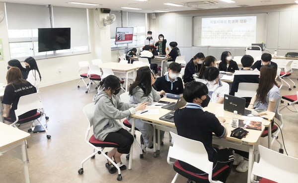 휘봉고에 설치된 Active Learning Classroom에서 학생들이 수업을 받고 있다. /사진제공=동대문구