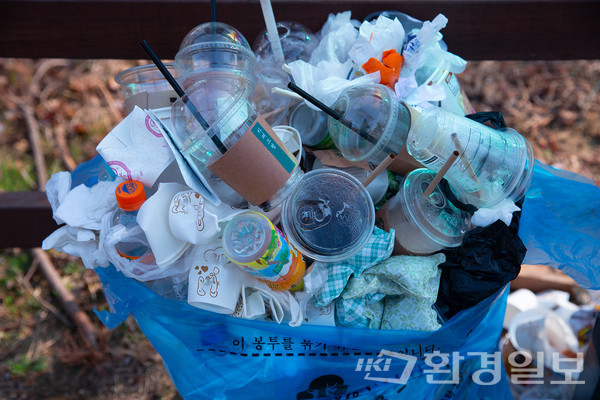 플라스틱은 우리의 생활을 편리하게 만들고 가볍고 활용성 높은 소재다. 그러나 재활용이 어렵고 오랜 시간에 걸쳐 분해되면서 유해 화학 물질을 유출해 플라스틱 최대 소비국인 우리나라에서 심각한 국민 건강 위협과 환경오염을 유발하고 있다.