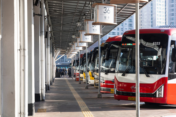 시외버스와 택시운송업에 대한 특별고용지원업종의 지정기간을 올해 12월31일까지 6개월 연장한다.