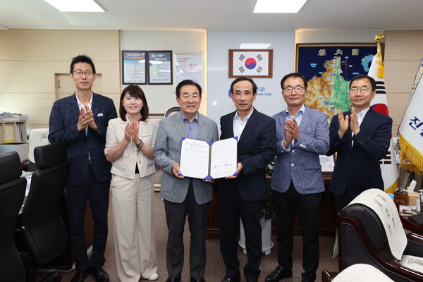 (왼쪽부터) 진천군 신덕인 주택팀장, 윤혜순 건축디자인과장, 송기섭 군수, 한국환경공단 정재웅 자원순환본부장, 홍성곤 폐자원사업처장, 이호철 충북지사장. /사진=한국환경공단