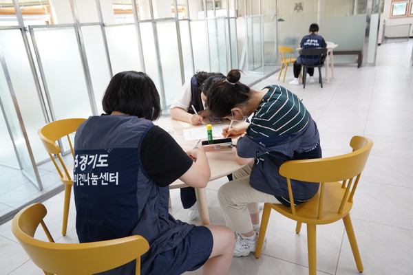 경기도 직영 유기견보호센터에서 봉사활동하는 청소년(홍보물제작) /사진제공=경기도