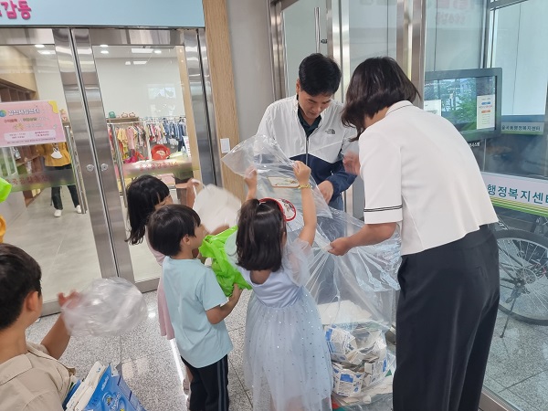 우유팩을 휴지로 바꾸는 활동 참여 어린이들 /사진제공=김천시