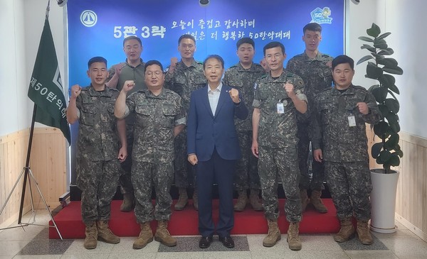 장영근 안양시 부시장, 28일 50탄약대대 방문해 기념사진 촬영 /사진제공=안양시 