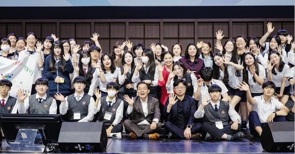 지난 5월13일 교육비전 선포식에서 이재준 수원시장과 수원지역 청소년 /사진제공=수원시