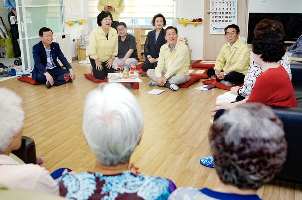 지난 6월28일 찾아가는 현장시장실 이재준 수원시장과 어르신들 대화 /사진제공=수원시