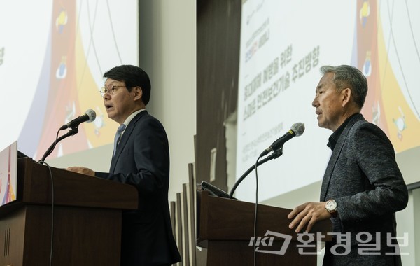 안경덕 한국스마트안전보건기술협회 고문(왼쪽)은 정부의 중대재해 예방을 위한 스마트안전보건 기술 보유 업체와 생산 업체에 대한 지원을 요구했다. 김익수 환경일보 편집국장은 지금까지의 안전보건 기술과 정책에서 부족했던 부분을 스마트가 체우길 기대한다고 밝혔다. /사진=임혜인 인턴기자