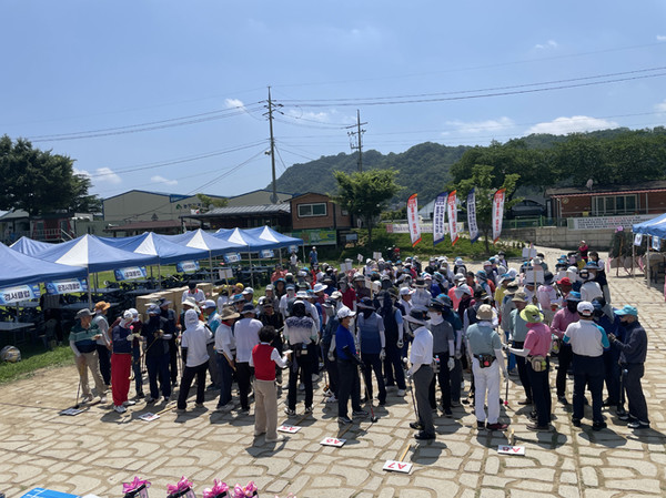 파크골프 선수들이 대회 출전 준비를 하고 있다./사진제공=문경제일새마을금고