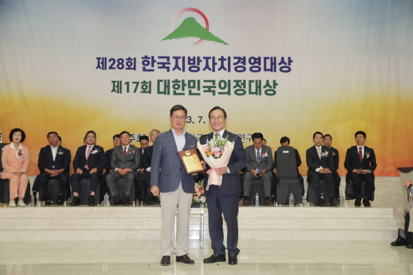 제28회 한국지방자치경영대상에서 박상돈 천안시장이 ‘최고경영자상’을 수상했다. /사진제공=천안시